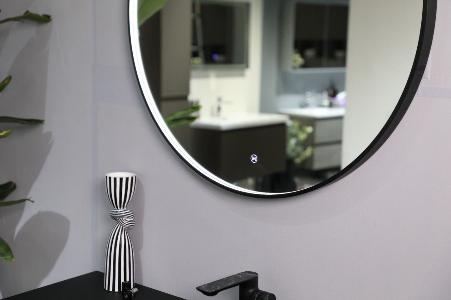 Ronde spiegel met zwart frame, met direct LED verlichting en verwarming, 600mm